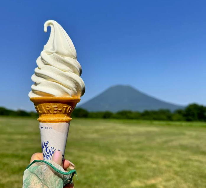 羊蹄山を背景にしたソフトクリーム