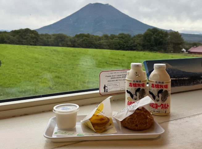 羊蹄山を望むカフェの窓辺、ミルクと焼き菓子